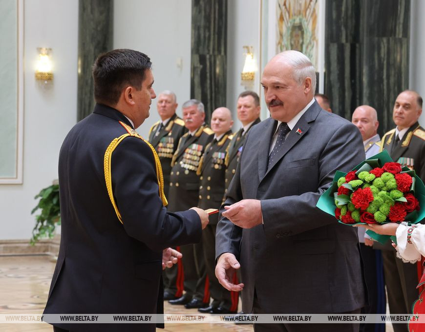 Александр Лукашенко вручил погоны генерал-майора милиции начальнику управления внутренних дел Витебского облисполкома Андрею Любимову