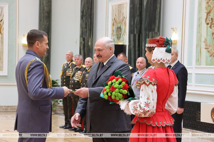 Александр Лукашенко вручил погоны государственного советника таможенной службы III ранга - начальнику Минской региональной таможни Сергею Иванову