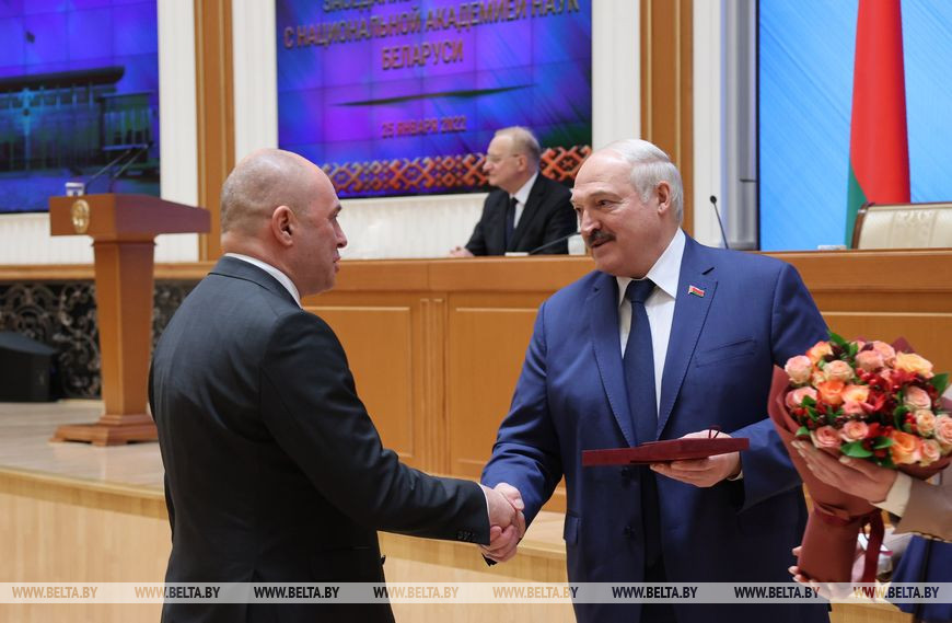 Госпремия вручается директору РНПЦ онкологии и медицинской радиологии имени Н.Н.Александрова Сергею Полякову Госпремия вручается директору РНПЦ онкологии и медицинской радиологии имени Н.Н.Александрова Сергею Полякову