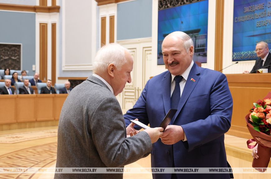 Диплом члена-корреспондента Национальной академии наук вручен профессору кафедры физики полупроводников и наноэлектроники БГУ Николаю Поклонскому Диплом члена-корреспондента Национальной академии наук вручен профессору кафедры физики полупроводников и наноэлектроники БГУ Николаю Поклонскому