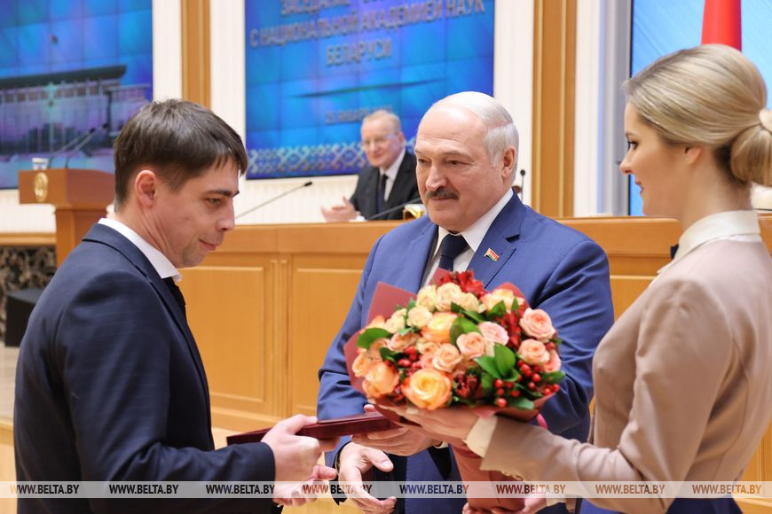 Госпремия вручается начальнику отдела выемочных машин и комплексов Вячеславу Михалене Госпремия вручается начальнику отдела выемочных машин и комплексов Вячеславу Михалене