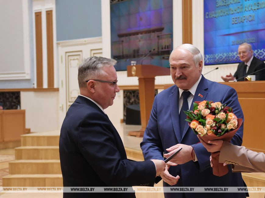 Диплом члена-корреспондента Национальной академии наук вручен директору Института механики металлополимерных систем им. В.А.Белого НАН Беларуси Андрею Григорьеву Диплом члена-корреспондента Национальной академии наук вручен директору Института механики металлополимерных систем им. В.А.Белого НАН Беларуси Андрею Григорьеву