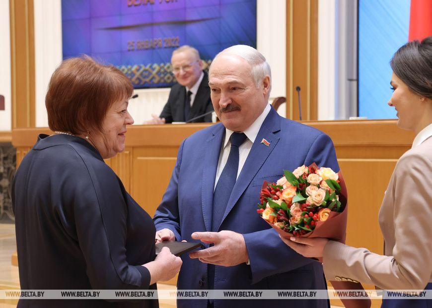 Диплом действительного члена Национальной академии наук вручен генеральному директору ГНПО "Химический синтез и биотехнологии" - директору Института микробиологии НАН Беларуси Эмилии Коломиец Диплом действительного члена Национальной академии наук вручен генеральному директору ГНПО "Химический синтез и биотехнологии" - директору Института микробиологии НАН Беларуси Эмилии Коломиец