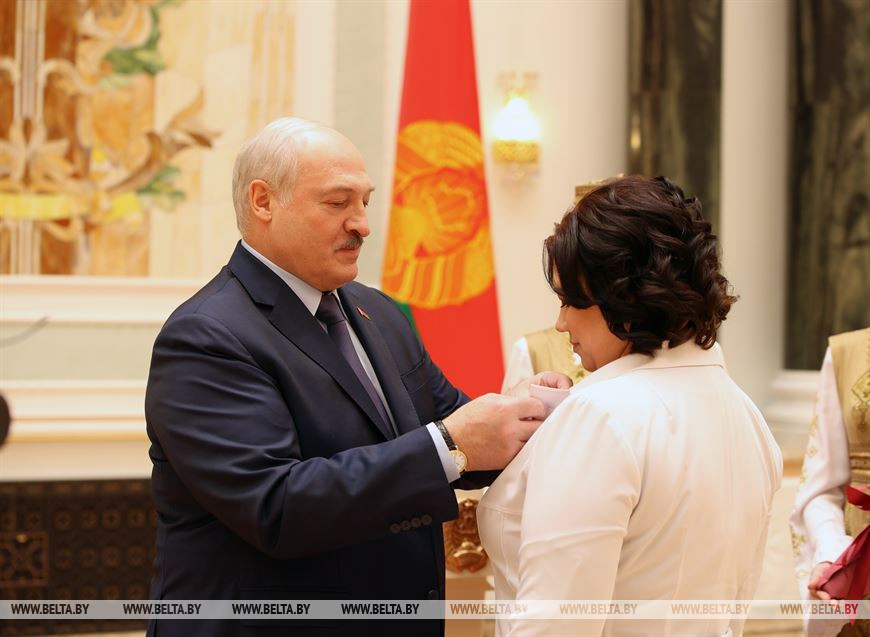 Александр Лукашенко вручает орден Матери Екатерине Сулковской