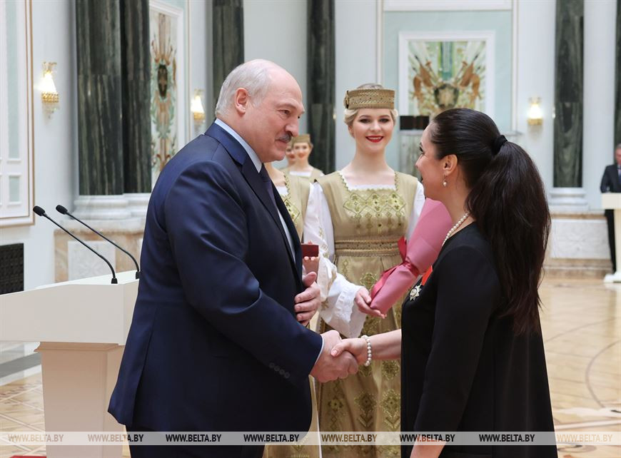 Александр Лукашенко вручает орден Отечества II степени главному тренеру национальной команды по прыжкам на батуте Ольге Власовой
