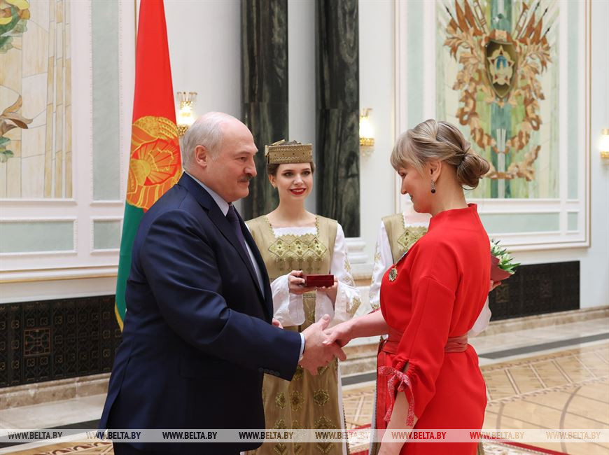 Александр Лукашенко вручает орден Матери Ольге Черновской