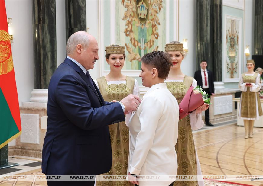 Александр Лукашенко вручает орден Матери Елене Ганич