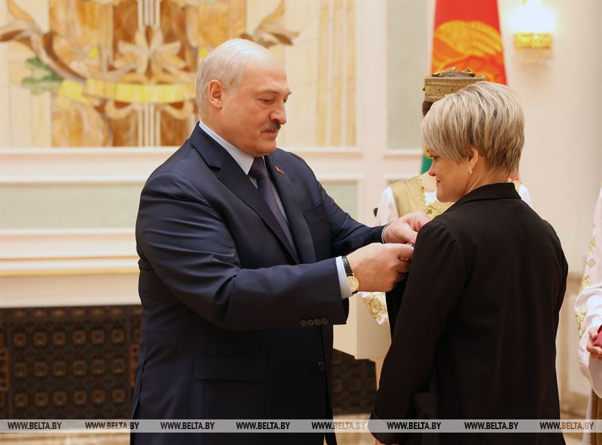 Александр Лукашенко вручает орден Матери Ольге Росса