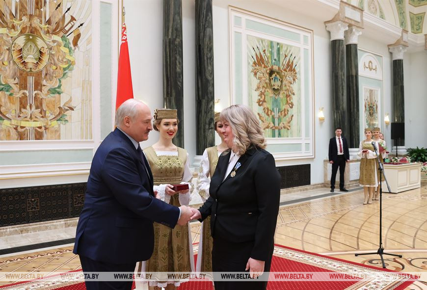 Александр Лукашенко вручает орден Матери Наталье Дайлиденок
