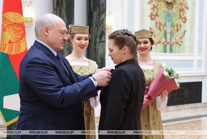 Александр Лукашенко вручает орден Матери Ольге Семченко
