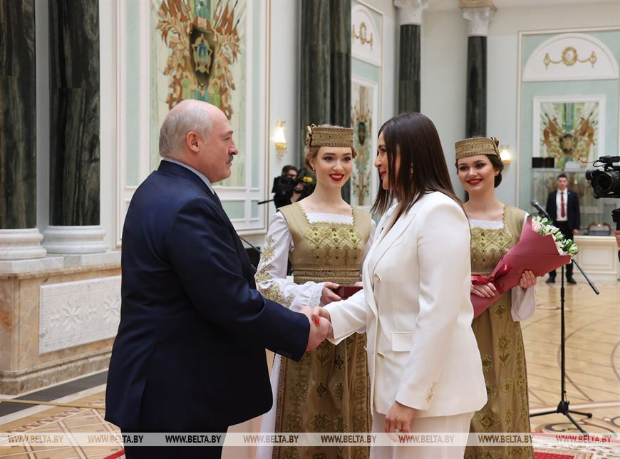 Почетного звания "Заслуженный артист" удостоена ведущий мастер сцены театра-студии киноактера Национальной киностудии "Беларусьфильм" Вера Полякова-Макей