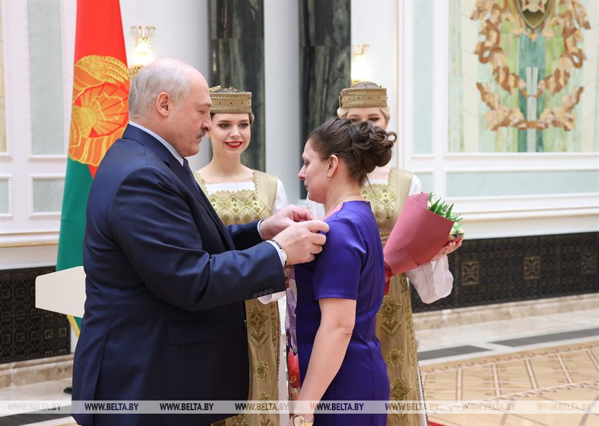 Александр Лукашенко вручает орден Матери Оксане Бондаренко
