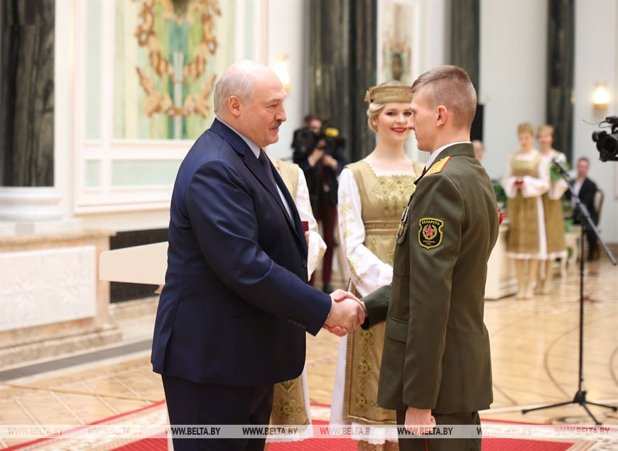 Заместитель командира по идеологической работе мотострелковой роты 105-го отдельного механизированного батальона 11-й отдельной механизированной бригады Алексей Харламов награжден орденом "За личное мужество"