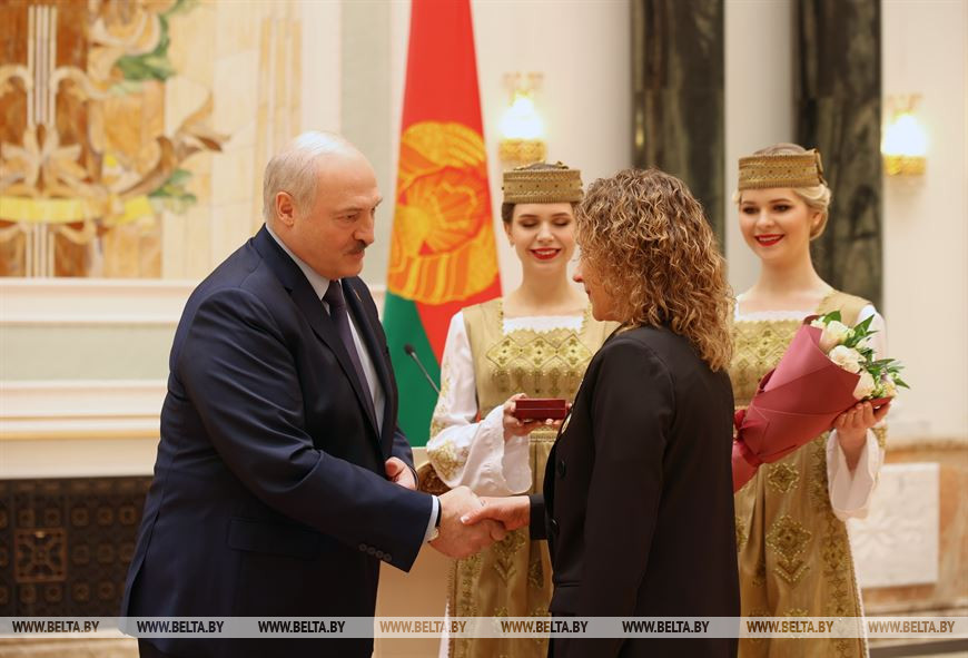 Александр Лукашенко вручает орден Матери Ирине Лариной