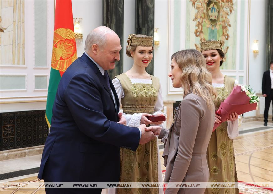 Александр Лукашенко вручает орден Матери Ольге Михайловой