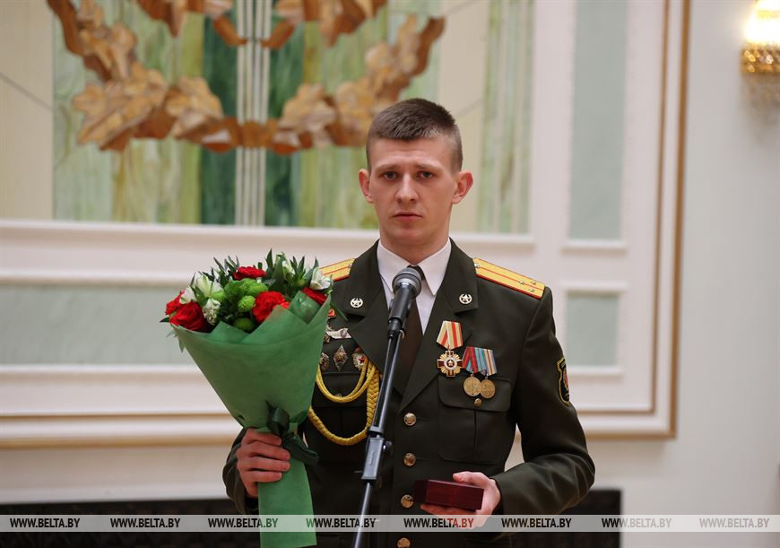 Заместитель командира по идеологической работе мотострелковой роты 105-го отдельного механизированного батальона 11-й отдельной механизированной бригады Алексей Харламов награжден орденом "За личное мужество"