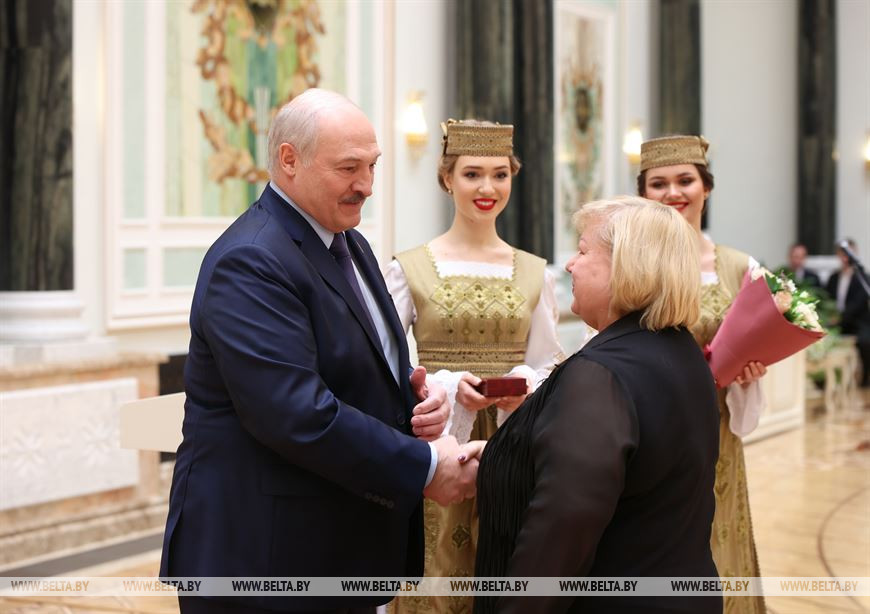 Александр Лукашенко вручает орден Трудовой Славы главному тренеру национальной команды по художественной гимнастике Ирине Лепарской