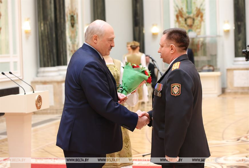 Александр Лукашенко вручает погоны генерал-майора милиции начальнику Департамента охраны Министерства внутренних дел Александру Шепелеву