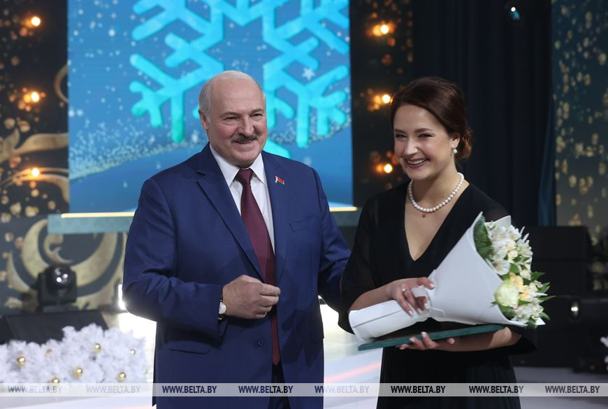 Благодарности Президента удостоена обозреватель политический отдела обозревателей политических дирекции информационного вещания ЗАО "Второй национальный телеканал" Анна Пыж