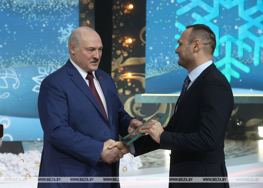 Благодарности Президента удостоен политолог, директор общества с ограниченной ответственностью "Городской центр переводов" Вадим Боровик