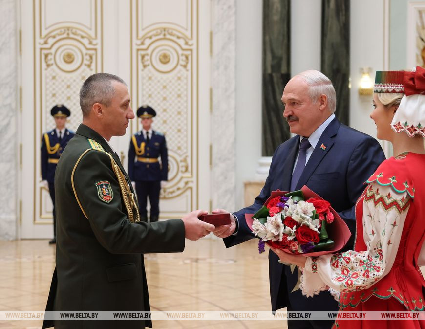 Глава государства вручил орден "За службу Родине" III степени начальнику 18-го пограничного отряда Александру Давидюку