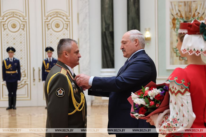 Начальнику связи Вооруженных Сил - начальнику управления связи Генерального штаба Олегу Мищенко присвоено почетное звание заслуженного специалиста Вооруженных Сил