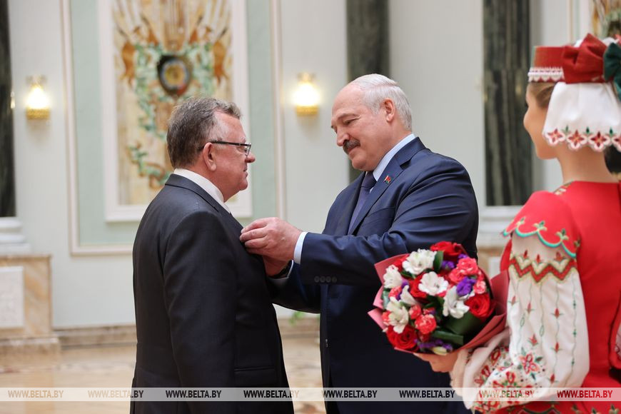 Директору Могилевского государственного областного лицея №1 Петру Шилову присвоено почетное звание заслуженного работника образования