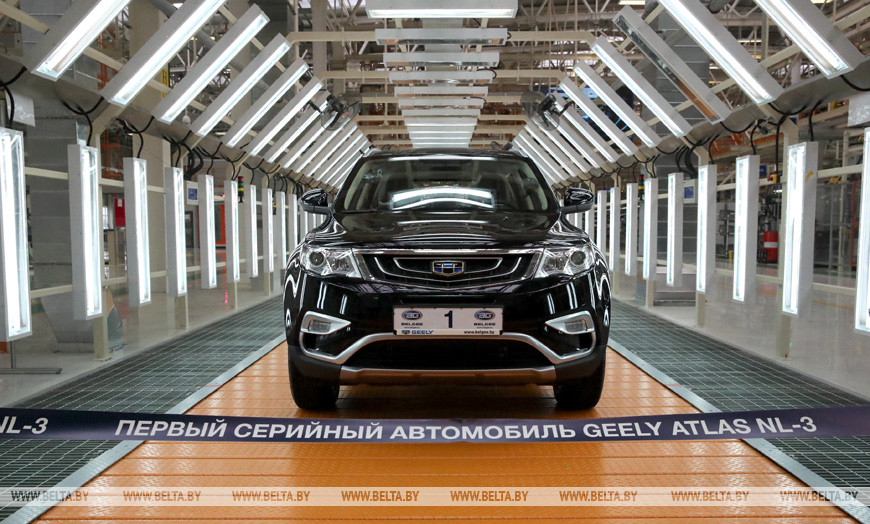 Первый белорусский легковой автомобиль GeelyAtlas NL3 сошел с конвейера нового завода СЗАО "БелДжи". Ноябрь 2017 года
