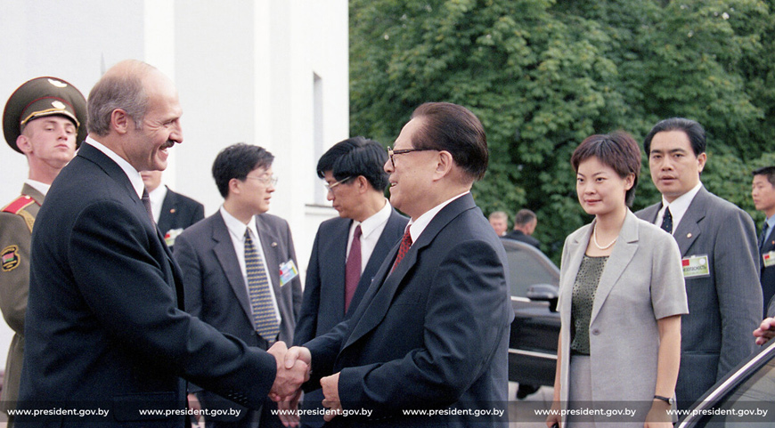 Фото с сайта president.gov.by. Александр Лукашенко и Председатель Китайской Народной Республики Цзян Цзэминь. Минск, 19 июля 2001 год