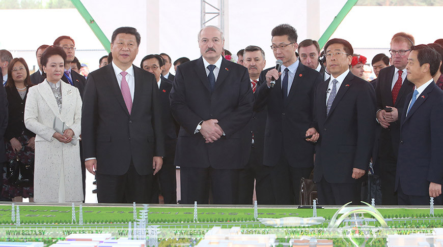 Президент Беларуси Александр Лукашенко и Председатель Китайской Народной Республики Си Цзиньпин 12 мая побывали на месте первого этапа строительства Китайско-белорусского индустриального парка "Великий Камень", май 2015 года