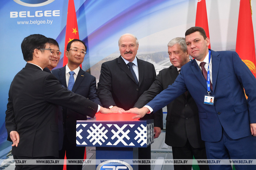 Александр Лукашенко во время торжественной церемонии открытия нового завода "БелДжи" и запуска серийного производства, ноябрь 2017 года