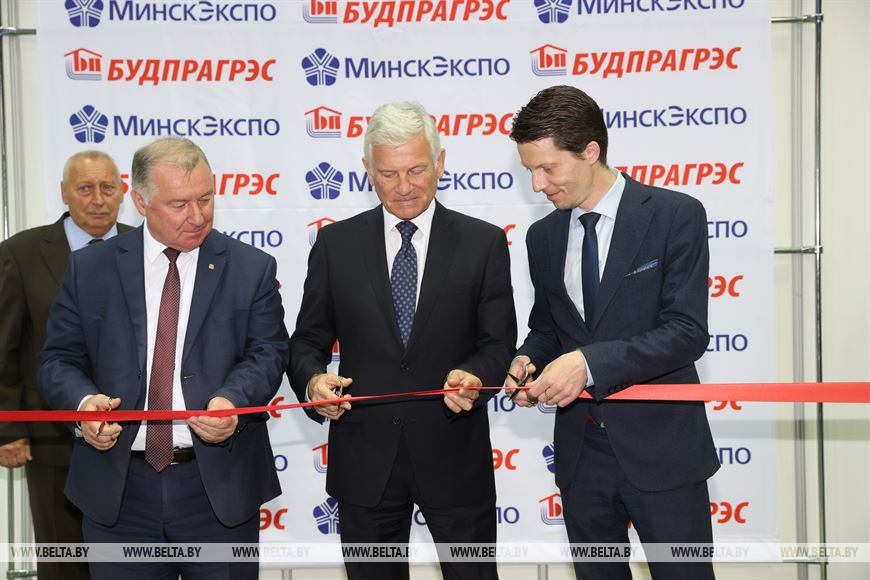 Заместитель председателя Минского облисполкома Александр Кручанов, председатель правления союза строителей Анатолий Ничкасов, начальник главного управления промышленности Министерства и архитектуры Республики Беларусь Игорь Бука