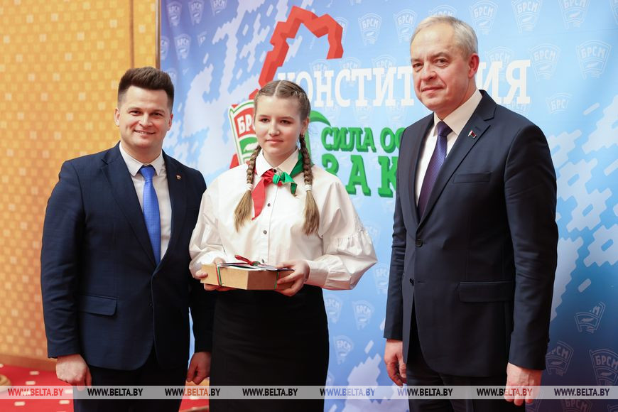 Глава Администрации Президента Республики Беларусь Игорь Сергеенко и первый секретарь Центрального комитета БРСМ Александр Лукьянов вручают паспорт гражданина Республики Беларусь Ульяне Перепелице.