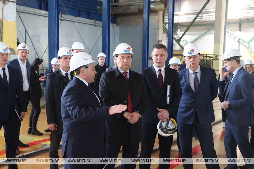 Роман Головченко во время посещения предприятия "Могилевский домостроительный комбинат"