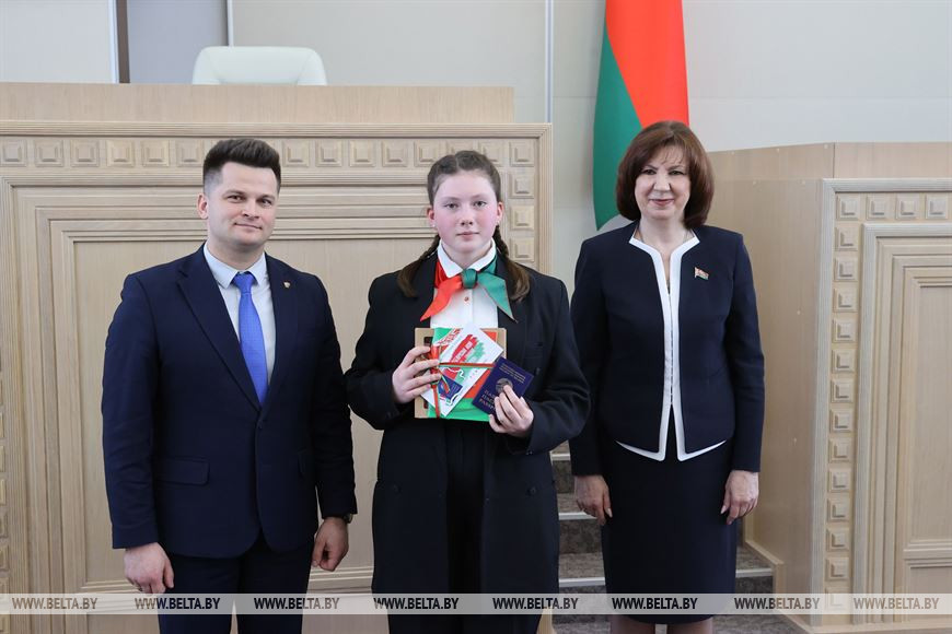 Наталья Кочанова и Александр Лукьянов вручили паспорт учащейся средней школы №3 города Новополоцка Витебской области Маргарите Клятченко Наталья Кочанова и Александр Лукьянов вручили паспорт учащейся средней школы №3 города Новополоцка Витебской области Маргарите Клятченко