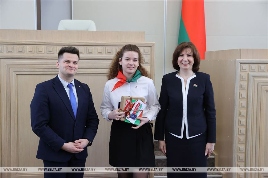 Наталья Кочанова и Александр Лукьянов вручили паспорт учащейся базовой школы №10 города Новополоцка Витебской области Ольге Быковой Наталья Кочанова и Александр Лукьянов вручили паспорт учащейся базовой школы №10 города Новополоцка Витебской области Ольге Быковой