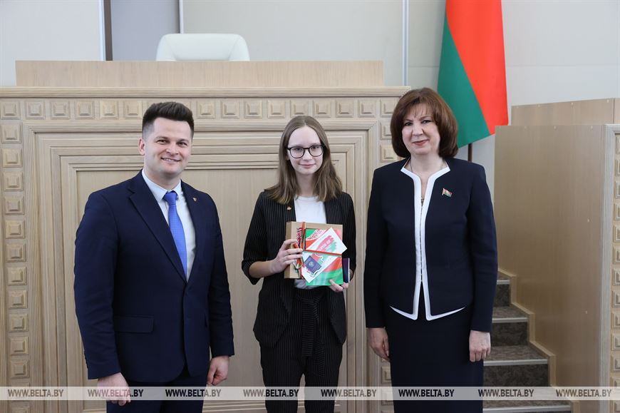 Наталья Кочанова и Александр Лукьянов вручили паспорт учащейся средней школы № 35 города Могилева Алине Соболевой Наталья Кочанова и Александр Лукьянов вручили паспорт учащейся средней школы № 35 города Могилева Алине Соболевой