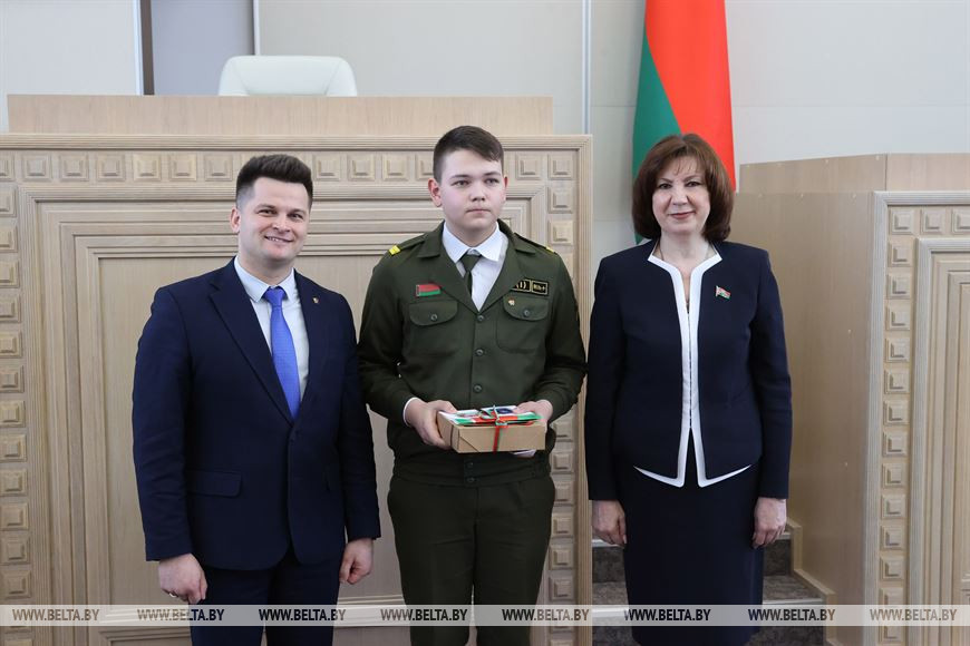 Наталья Кочанова и Александр Лукьянов вручили паспорт учащемуся средней школы №6 города Калинковичи Гомельской области Ярославу Давыдову Наталья Кочанова и Александр Лукьянов вручили паспорт учащемуся средней школы №6 города Калинковичи Гомельской области Ярославу Давыдову