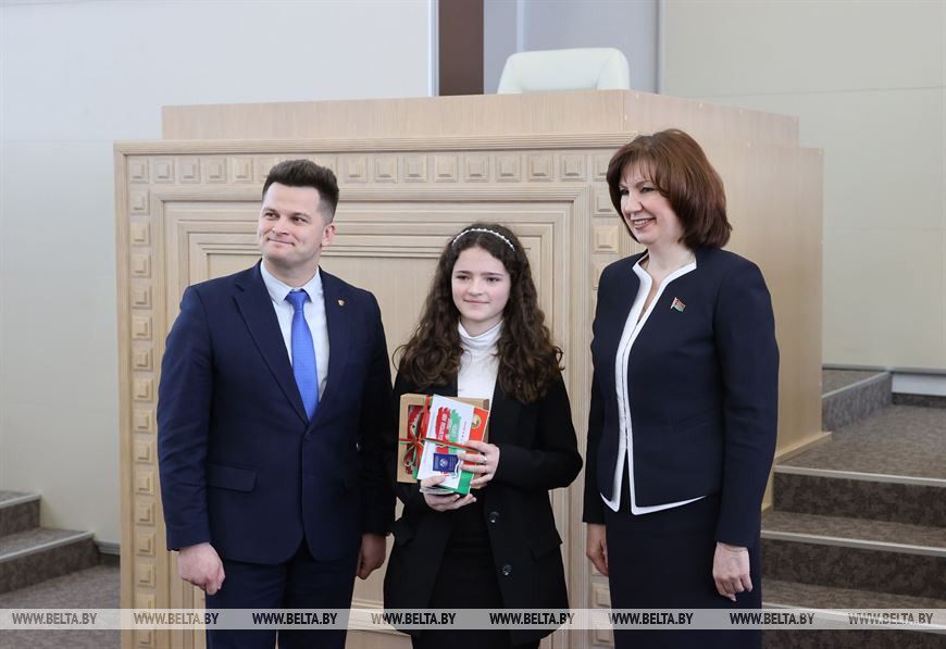 Наталья Кочанова и Александр Лукьянов вручили паспорт учащейся средней школы №5 города Сморгонь Гродненской области Софии Бароян Наталья Кочанова и Александр Лукьянов вручили паспорт учащейся средней школы №5 города Сморгонь Гродненской области Софии Бароян