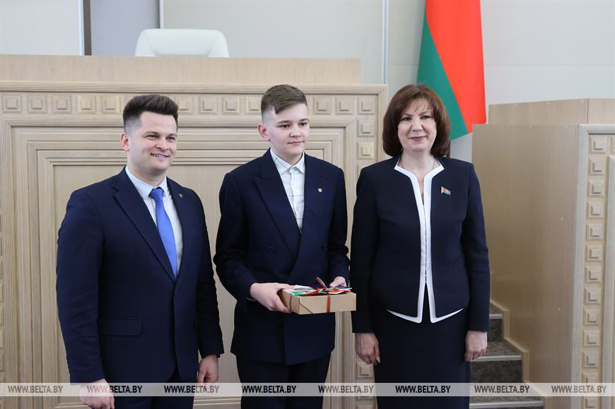 Наталья Кочанова и Александр Лукьянов вручили паспорт учащемуся гимназии города Сморгонь Гродненской области Никите Кузьменкову Наталья Кочанова и Александр Лукьянов вручили паспорт учащемуся гимназии города Сморгонь Гродненской области Никите Кузьменкову