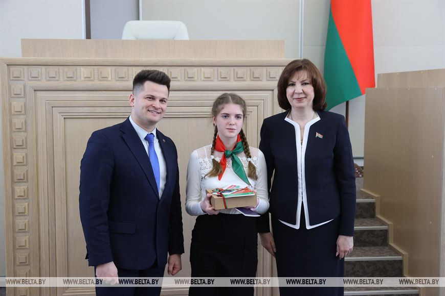 Наталья Кочанова и Александр Лукьянов вручили паспорт учащейся Ветринской средней школы Полоцкого района Витебской области Арине Орёл Наталья Кочанова и Александр Лукьянов вручили паспорт учащейся Ветринской средней школы Полоцкого района Витебской области Арине Орёл