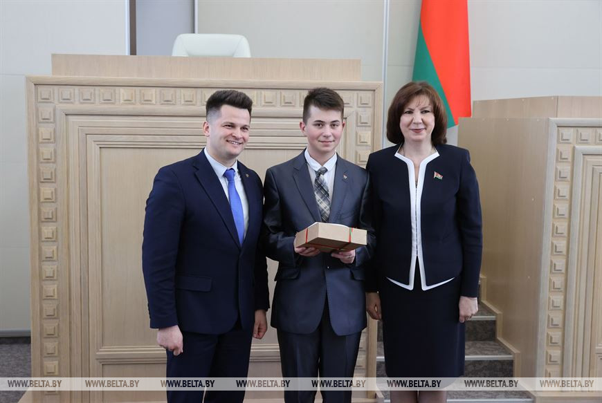 Наталья Кочанова и Александр Лукьянов вручили паспорт учащемуся Сошненской средней школы Пинского района Брестской области Андрею Гришко Наталья Кочанова и Александр Лукьянов вручили паспорт учащемуся Сошненской средней школы Пинского района Брестской области Андрею Гришко