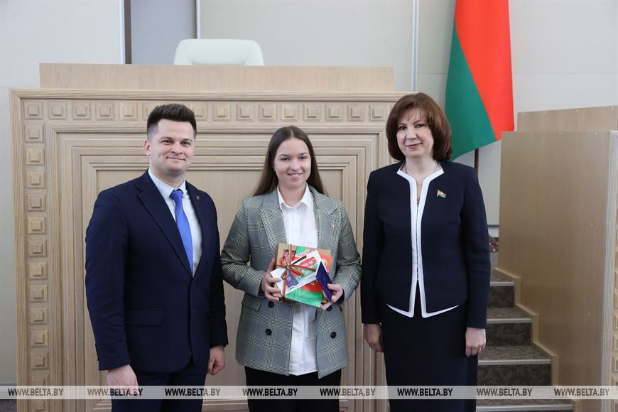 Наталья Кочанова и Александр Лукьянов вручили паспорт учащейся средней школы №7 города Сморгонь Гродненской области Милане Путырской Наталья Кочанова и Александр Лукьянов вручили паспорт учащейся средней школы №7 города Сморгонь Гродненской области Милане Путырской