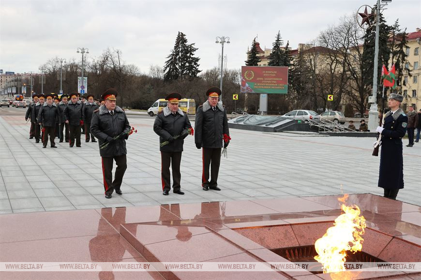 Руководство Министерства обороны возлагает цветы к монументу Победы Руководство Министерства обороны возлагает цветы к монументу Победы