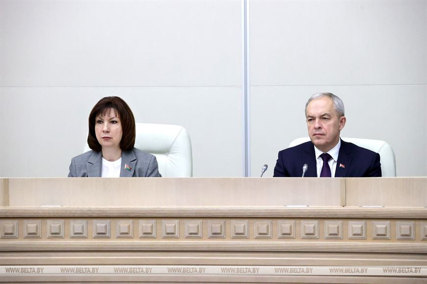 Председатель Совета Республики Наталья Кочанова и глава Администрации Президента Игорь Сергеенко Председатель Совета Республики Наталья Кочанова и глава Администрации Президента Игорь Сергеенко