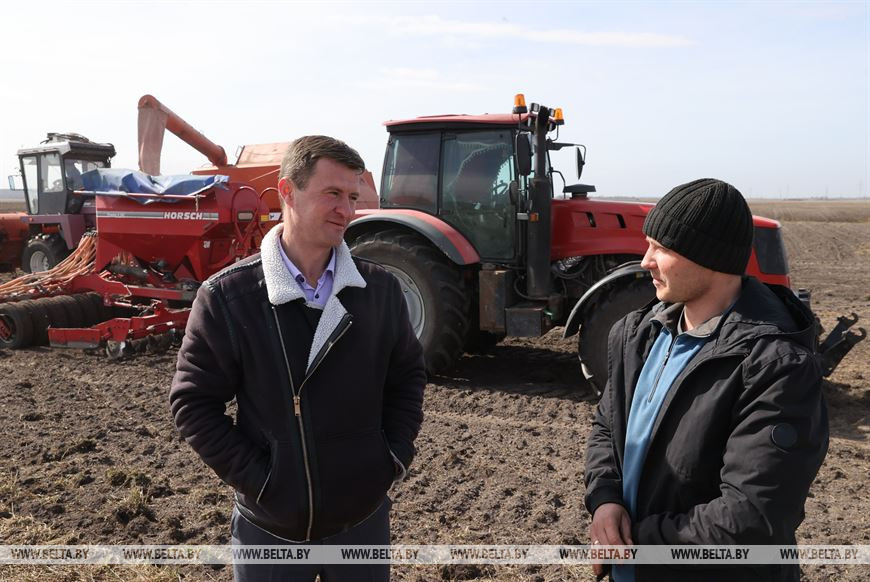 Механизатор Максим Сидоренко и директор хозяйства Владимир Пацукевич Механизатор Максим Сидоренко и директор хозяйства Владимир Пацукевич