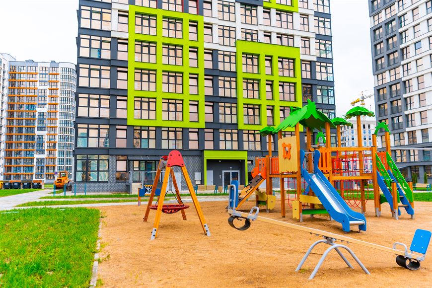 Детская площадка у дома "Найроби". Транзитное движение исключено. Здесь безопасно!