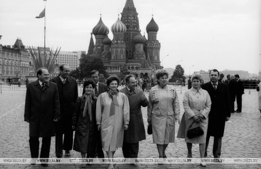 Москва, 26 мая 1989 г. Делегаты съезда народных депутатов СССР из Брестской области (справа налево) В.А.Заломай, Г.Ф. Скакун, Е.П. Ласута, А.А. Зеленовский, З.К. Матеушук, Е.Г. Билюкевич, А.А. Викторович, А.М. Козик, В.И. Бурский. Москва, 26 мая 1989 г. Делегаты съезда народных депутатов СССР из Брестской области (справа налево) В.А.Заломай, Г.Ф. Скакун, Е.П. Ласута, А.А. Зеленовский, З.К. Матеушук, Е.Г. Билюкевич, А.А. Викторович, А.М. Козик, В.И. Бурский.