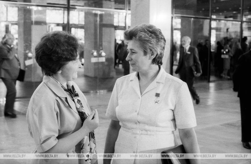 Москва, 25 мая 1989 г. Съезд народных депутатов СССР. Народные депутаты СССР начальник цеха Брестского электро-механического завода имени 25 съезда КПСС З.К. Матеушук (слева) и оператор машинного доения из Брестского района Г.Ф.Скакун Москва, 25 мая 1989 г. Съезд народных депутатов СССР. Народные депутаты СССР начальник цеха Брестского электро-механического завода имени 25 съезда КПСС З.К. Матеушук (слева) и оператор машинного доения из Брестского района Г.Ф.Скакун