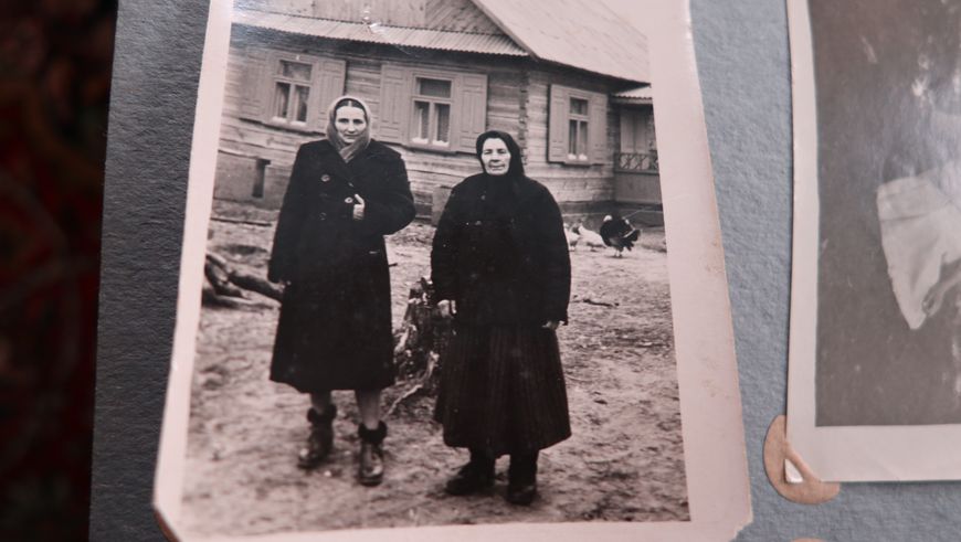 Мама Пелагея Прокофьевна с дочерью Лидией Ивановной Осеюк, которая стала Героем Социалистического Труда (справа налево) Мама Пелагея Прокофьевна с дочерью Лидией Ивановной Осеюк, которая стала Героем Социалистического Труда (справа налево)